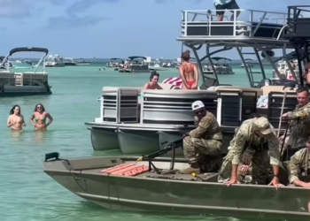 Skandal në Florida, ushtarët e forcave amerikane qëllojnë me armë në një plazh të mbushur me njerëz (Video)