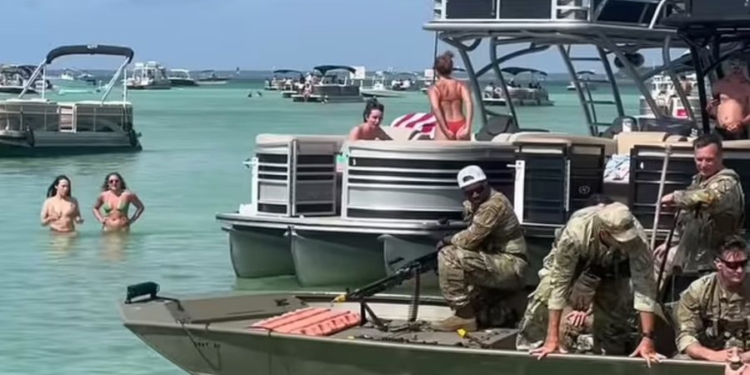 Skandal në Florida, ushtarët e forcave amerikane qëllojnë me armë në një plazh të mbushur me njerëz (Video)