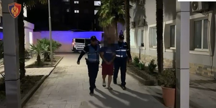 Theu “arrestin e shtëpisë”, goditi me thikë një 34-vjeçar dhe i dëmtoi automjetin, prangoset 28-vjeçari në Vlorë