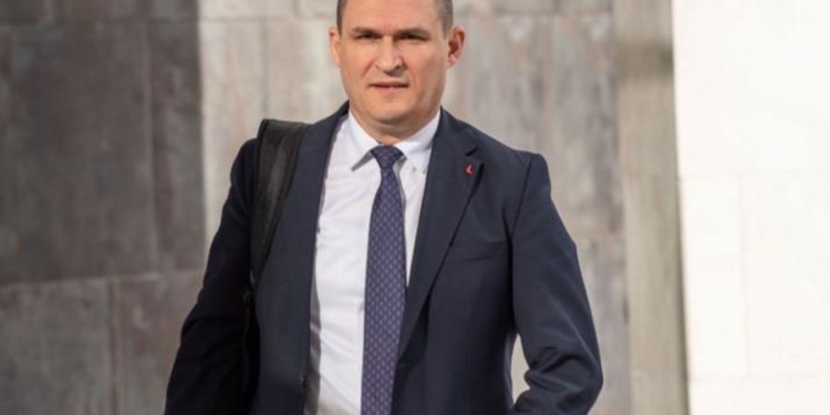 FOTOLAJM/ Altin Dumani si kurrë më parë, kreu i SPAK shijon akulloren në jug të vendit