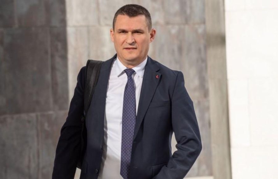 FOTOLAJM/ Altin Dumani si kurrë më parë, kreu i SPAK shijon akulloren në jug të vendit