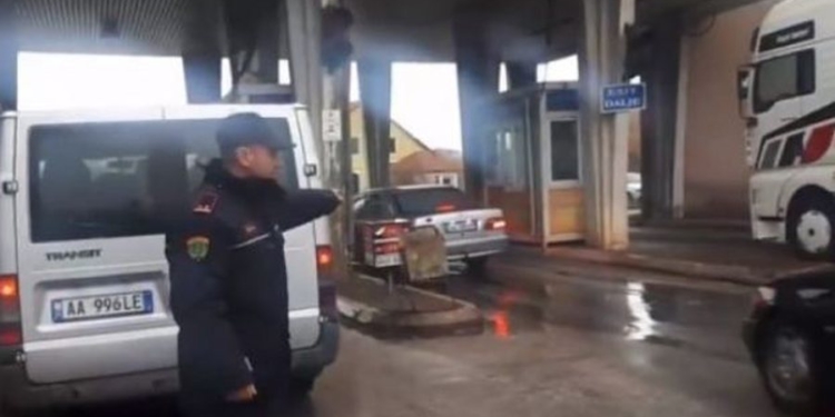 Tentuan të kalojnë kufirin me dokumenta false, arrestohen në Qafë Thanë 3 shtetas nga Sri Lanka