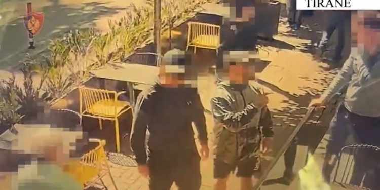 EMRAT / Rrahën dy persona për pronën në Rrugën e Elbasanit, kapen 4 të rinjtë nga Nikla