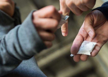 Avokati i Popullit ngre alarmin në Maqedoninë e Veriut: Fëmijë nën moshën 6 vjeç përdorin drogë