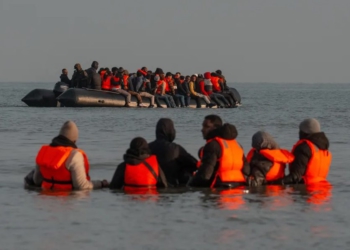Tërbohen anglezët, emigrantët vërshojnë në La Mansh, policët francezë “bëjnë sehir”
