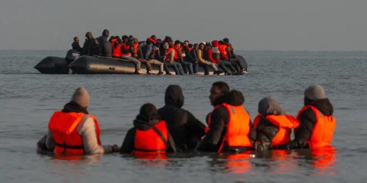 Tërbohen anglezët, emigrantët vërshojnë në La Mansh, policët francezë “bëjnë sehir”