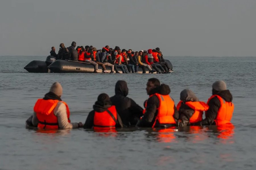 Tërbohen anglezët, emigrantët vërshojnë në La Mansh, policët francezë “bëjnë sehir”