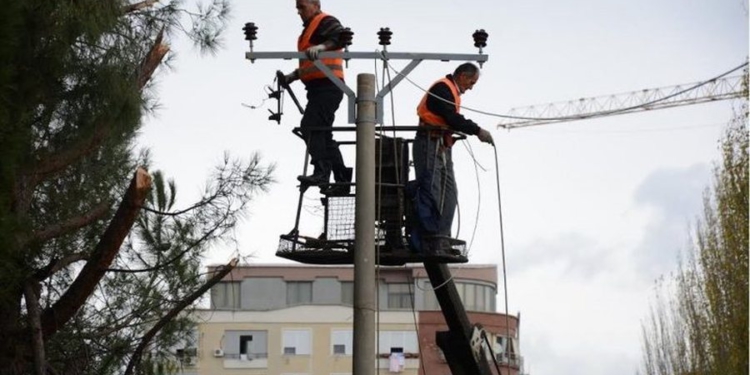 Ranë në kontakt me rrymën, vdes një elektricist, plagosen dy të tjerë në Rrëshen