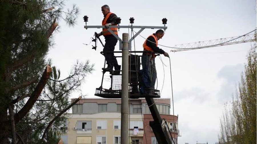 Ranë në kontakt me rrymën, vdes një elektricist, plagosen dy të tjerë në Rrëshen