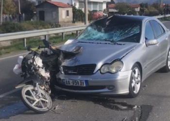 Aksident Himarë-Borsh, humb jetën një grua që ndodhej në motor me austriakun