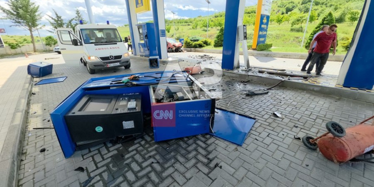 Aksident i rëndë në Korçë, makina shkatërron pikën e karburantit