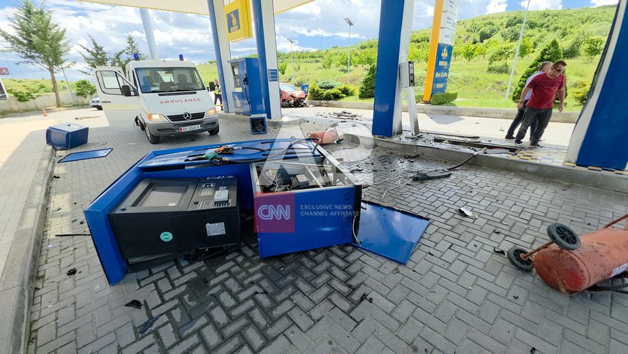 Aksident i rëndë në Korçë, makina shkatërron pikën e karburantit