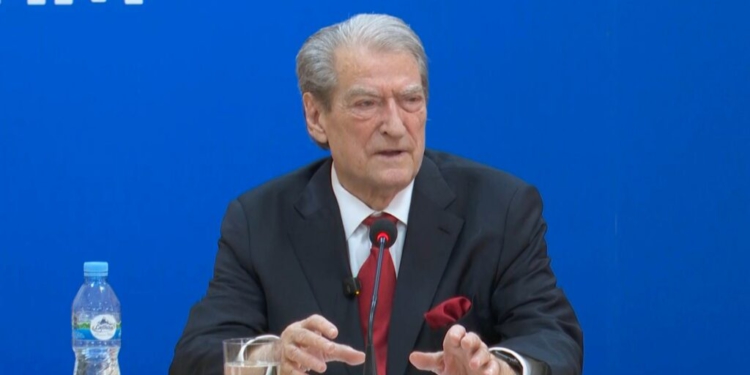 Konferenca e fundit si kryetar opozite? Berisha i jep përgjigjen e prerë gazetarit
