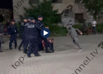 VIDEO / Sherr në një qendër numërimi në Kukës, Policia tenton të ndalojë të riu, ai u shpëton nga duart