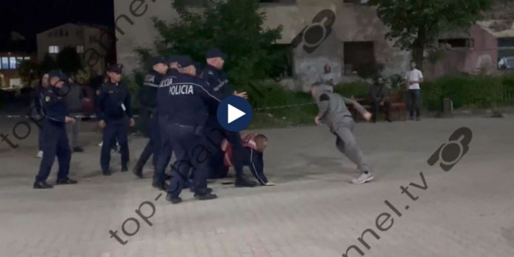 VIDEO / Sherr në një qendër numërimi në Kukës, Policia tenton të ndalojë të riu, ai u shpëton nga duart