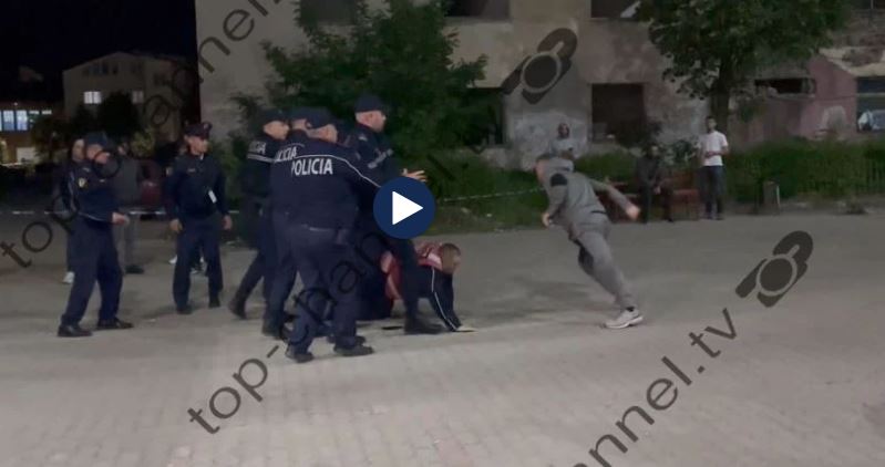 VIDEO / Sherr në një qendër numërimi në Kukës, Policia tenton të ndalojë të riu, ai u shpëton nga duart