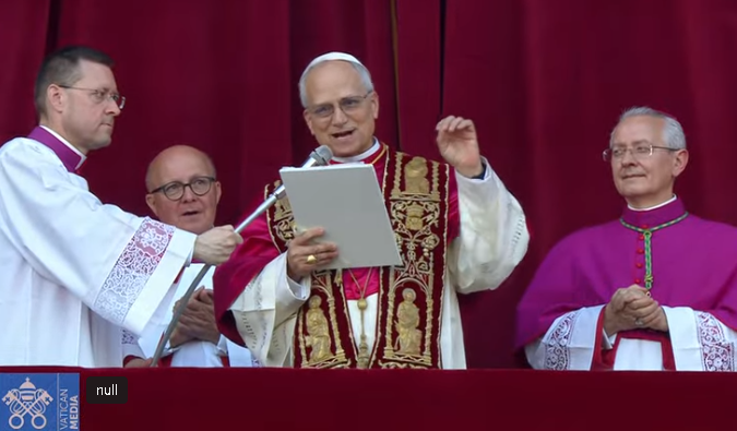 “Paqja qoftë me ju”/ Papa Leo XIV përshëndet besimtarët nga ballkoni i Bazilikës së Shën Pjetrit