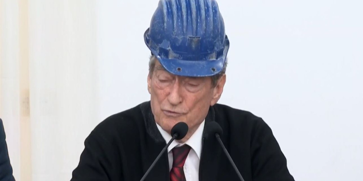 Nuk është Photoshop! Berisha mban fjalim në Bulqizë me helmetë minatorësh në kokë!