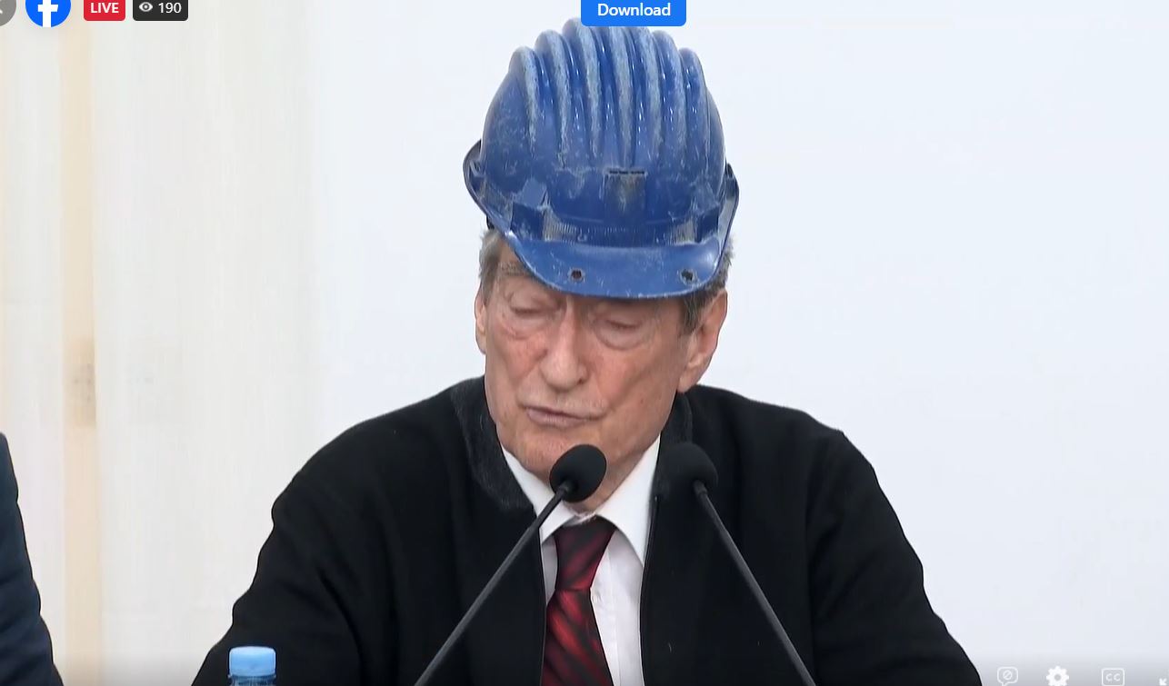 Nuk është Photoshop! Berisha mban fjalim në Bulqizë me helmetë minatorësh në kokë!