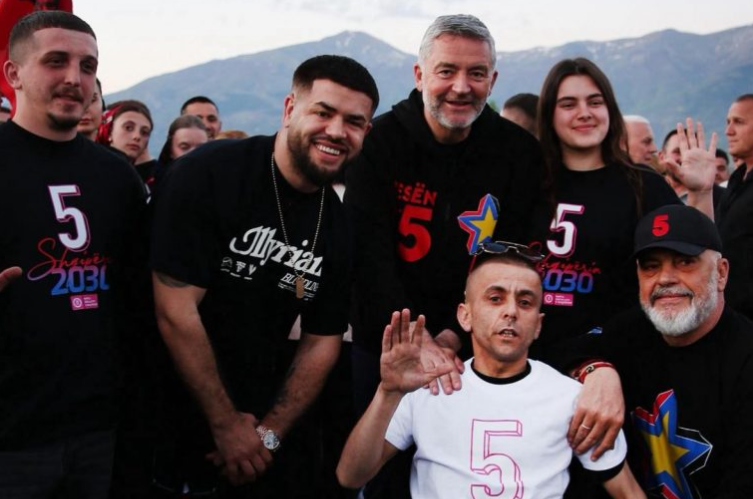 Rama poston foton nga takimi elektoral përmbyllës për qarkun Dibër: Ishte zjarr!