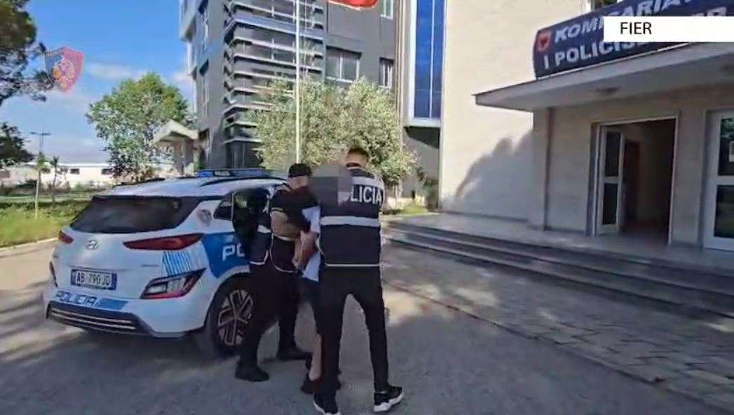 Tentoi të vrasë me sëpatë një person në Fier, pastaj u nis drejt Greqisë, arrestohet nga policia 40-vjeçari 