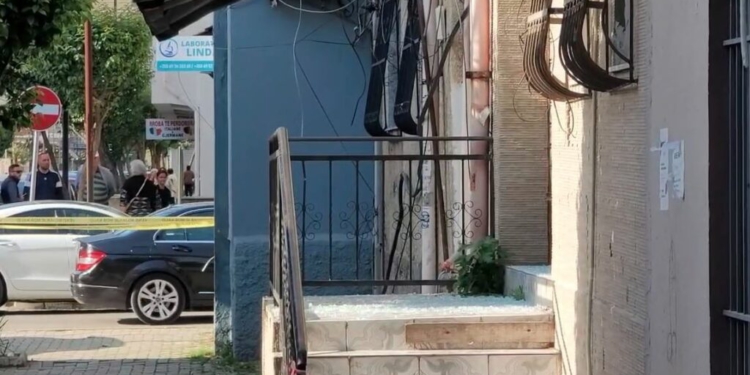 Vrasja në Durrës, dalin pamjet nga vendngjarja, gjurmë plumbash mbi xham
