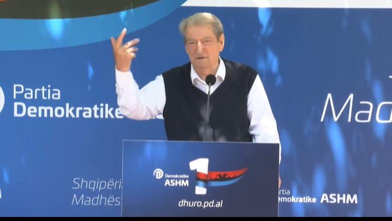 VIDEOLAJM/ Berisha tjetër gafë nga Gramshi: Popullsia ka rënë nga 50 mijë në 60 mijë