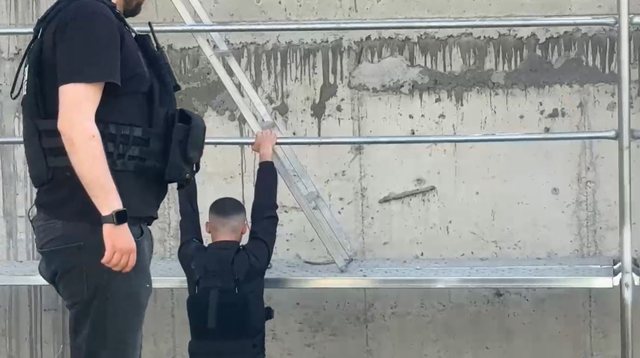 Plagosja e 5 personave në Laç, policia gjen armën e krimit. Autori e kishte hedhur në një kantier ndërtimi