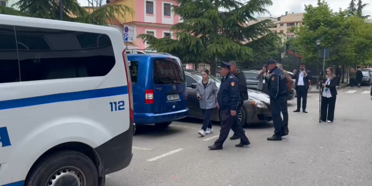 Eksponenti i PD në Pogradec u arrestua, nipërit e tij dhunojnë gruan dhe djalin e komisionerit të PS