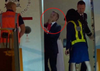 VIDEO / Brigitte godet me shuplakë Macron para kamerave? Momenti i sikletshëm bëhet viral