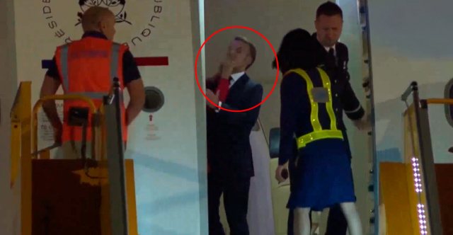 VIDEO / Brigitte godet me shuplakë Macron para kamerave? Momenti i sikletshëm bëhet viral