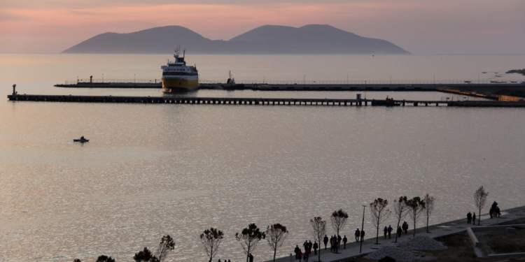 Veliera e tyre pësoi defekt në det, Policia Kufitare e Vlorës shpëton turistët e huaj