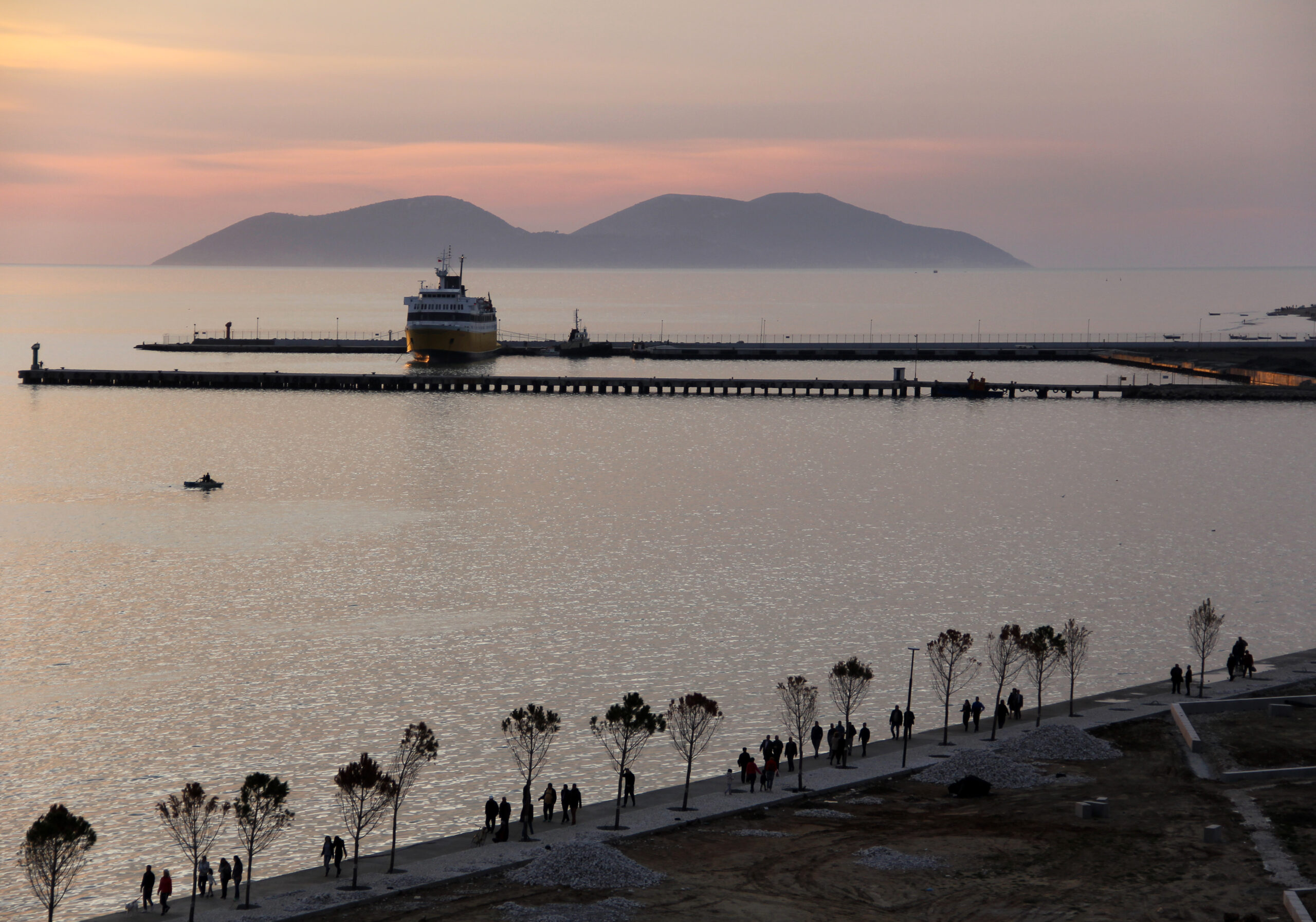 Veliera e tyre pësoi defekt në det, Policia Kufitare e Vlorës shpëton turistët e huaj