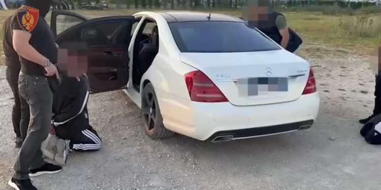 Furnizonin grupet kriminale me armë zjarri, arrestohen dy të rinj nga Vora
