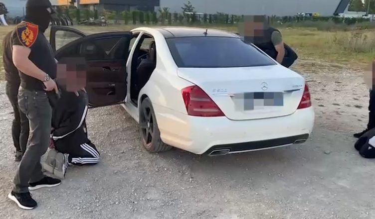 Furnizonin grupet kriminale me armë zjarri, arrestohen dy të rinj nga Vora