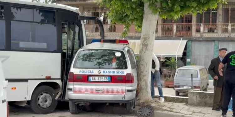 Autobusi përplaset me makinën e policisë bashkiake në Fier, disa të lënduar