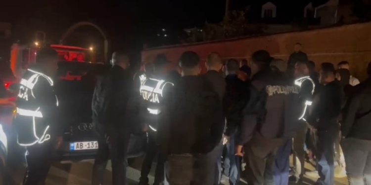 Përplasja mes partive në Dibër! Arrestohet polici, baba i kandidatit socialist, PD pretendon se qëlloi me armë