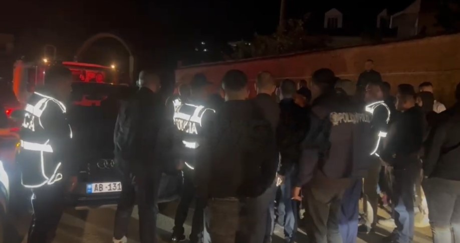 Përplasja mes partive në Dibër! Arrestohet polici, baba i kandidatit socialist, PD pretendon se qëlloi me armë