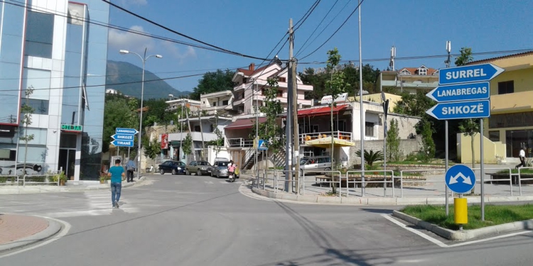 Gruaja nga ballkoni i ndërpret takimin elektoral, kandidati i PD e denoncon në polici
