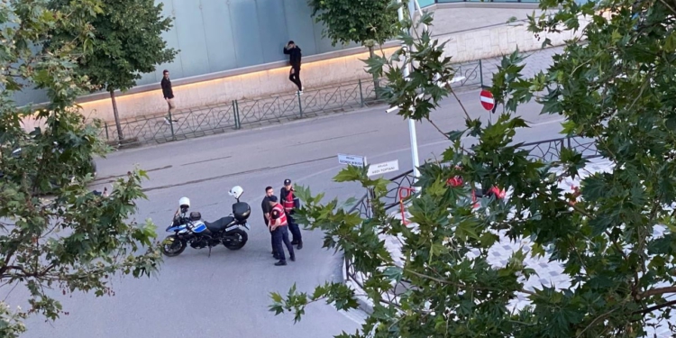 Telefonata anonime ngriti në këmbë Policinë, alarmi për bombë në qendër të Tiranës rezulton fals