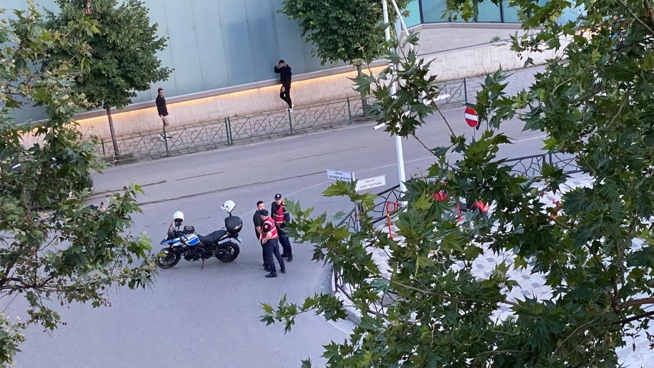 Telefonata anonime ngriti në këmbë Policinë, alarmi për bombë në qendër të Tiranës rezulton fals
