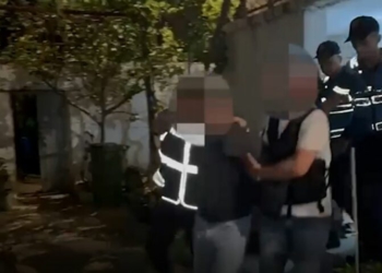 Kthen banesën në “depo armatimi”, zbulohen 11 pistoleta, 2000 fishekë, 2 antiplumba dhe një silenciator
