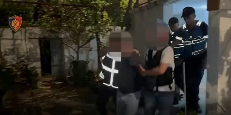 Kthen banesën në “depo armatimi”, zbulohen 11 pistoleta, 2000 fishekë, 2 antiplumba dhe një silenciator