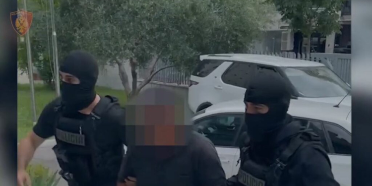 I dënuar në Itali për përdhunimin e vajzës së tij, arrestohet në Durrës 60-vjeçari