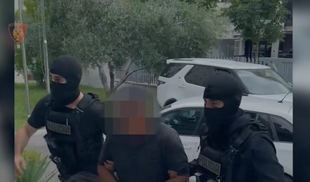 I dënuar në Itali për përdhunimin e vajzës së tij, arrestohet në Durrës 60-vjeçari