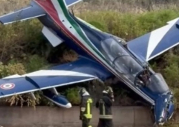Shmanget tragjedia! Përplasen në ajër tre avionë ushtarakë gjatë shfaqjes në Itali, plagoset një pilot (VIDEO)
