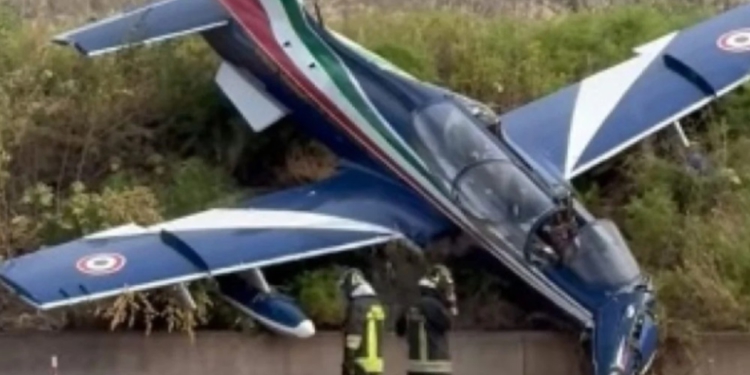 Shmanget tragjedia! Përplasen në ajër tre avionë ushtarakë gjatë shfaqjes në Itali, plagoset një pilot (VIDEO)