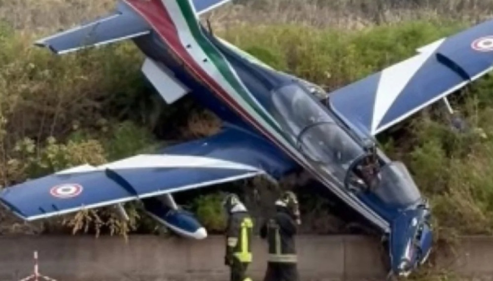 Shmanget tragjedia! Përplasen në ajër tre avionë ushtarakë gjatë shfaqjes në Itali, plagoset një pilot (VIDEO)