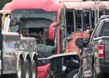 Aksident i rëndë/ Autobusi me turistë përplaset me një kamion, 7 persona të vdekur në SHBA