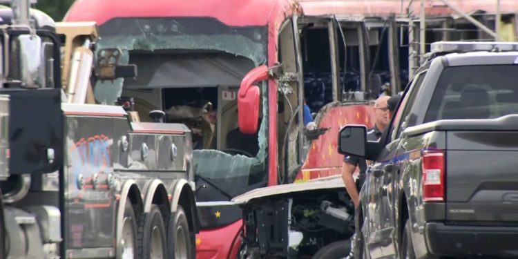 Aksident i rëndë/ Autobusi me turistë përplaset me një kamion, 7 persona të vdekur në SHBA